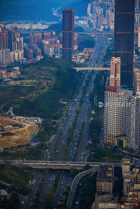 从上面看，中国广西南宁的城市道路立交桥