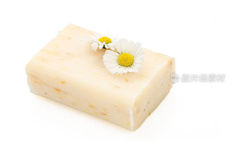 天然化妆品概念。一叠手工肥皂和甘菊花。
