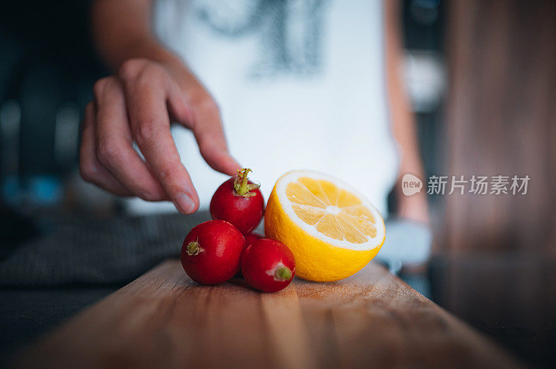 新鲜的农场萝卜和柠檬