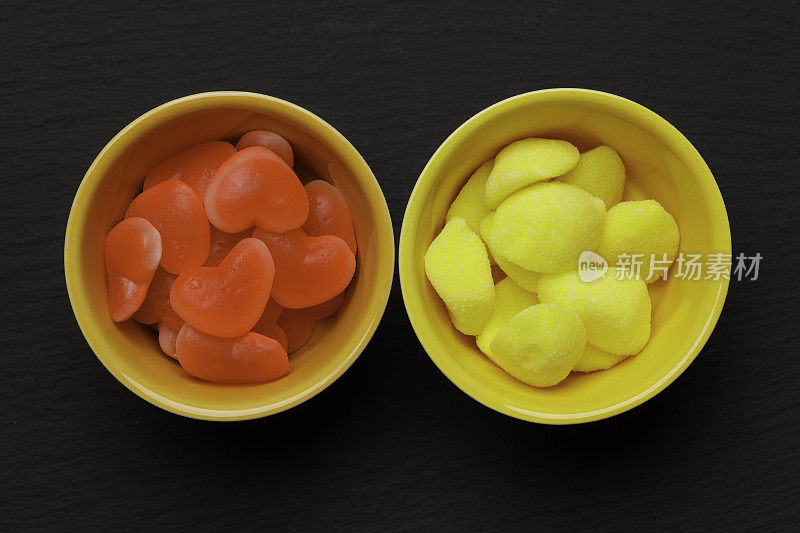 心形和柠檬形状的彩色糖豆