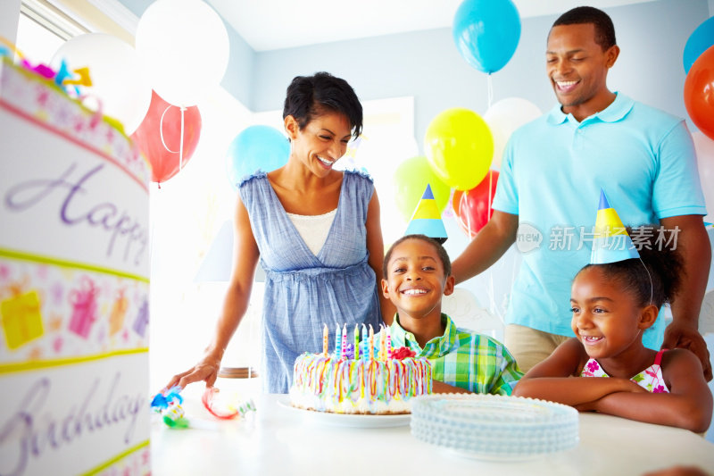 快乐的小男孩和他的家人庆祝生日