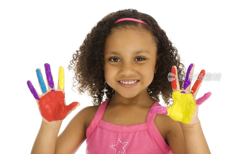 一个非洲裔美国小女孩在玩手指画