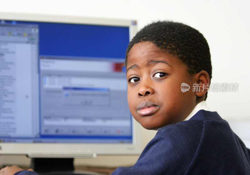 非洲学生在电脑上