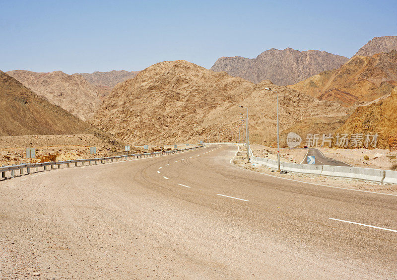 蜿蜒的道路穿过沙漠山脉