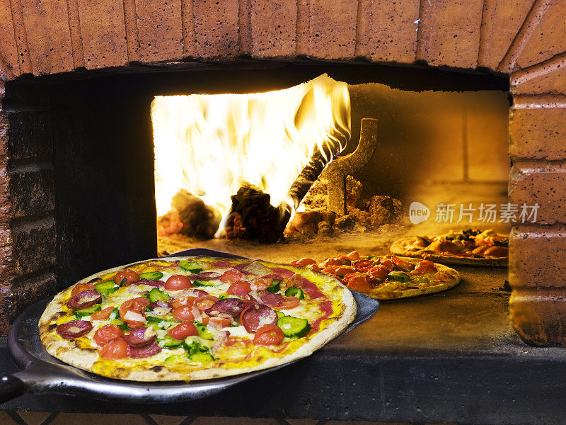 意大利披萨前的砖烧木烤箱
