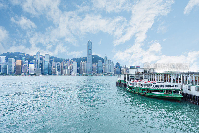 香港维多利亚港天际线和渡轮码头