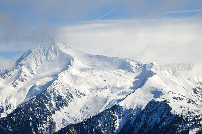 山上有云和雪