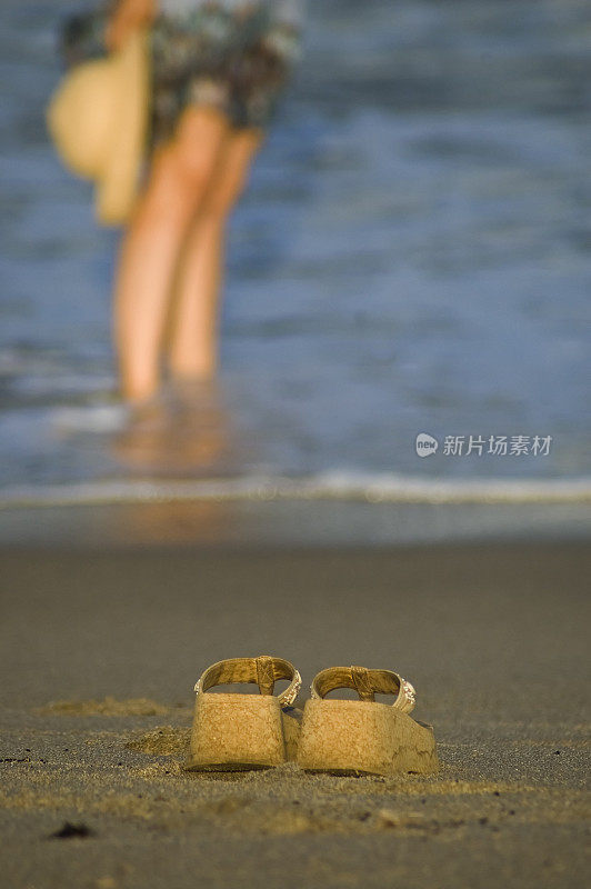 沙滩上的凉鞋