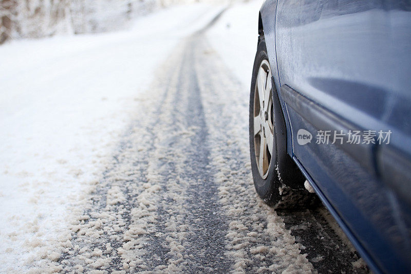 在雪地里开车