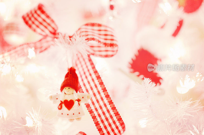 白色圣诞树与红色装饰和丝带的特写