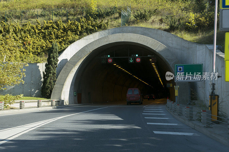 公路隧道入口