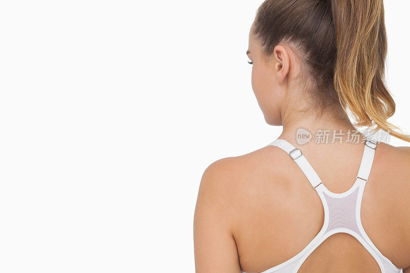 后视图的马尾辫年轻女子穿着运动胸罩