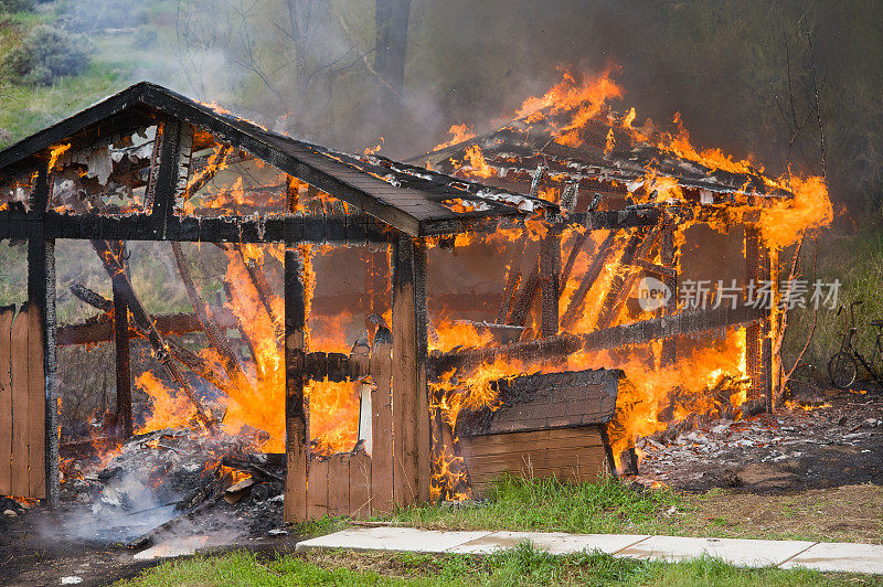 车库着火了