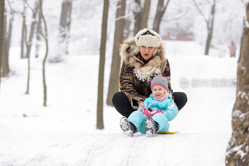 一个三岁的孩子在雪橇上