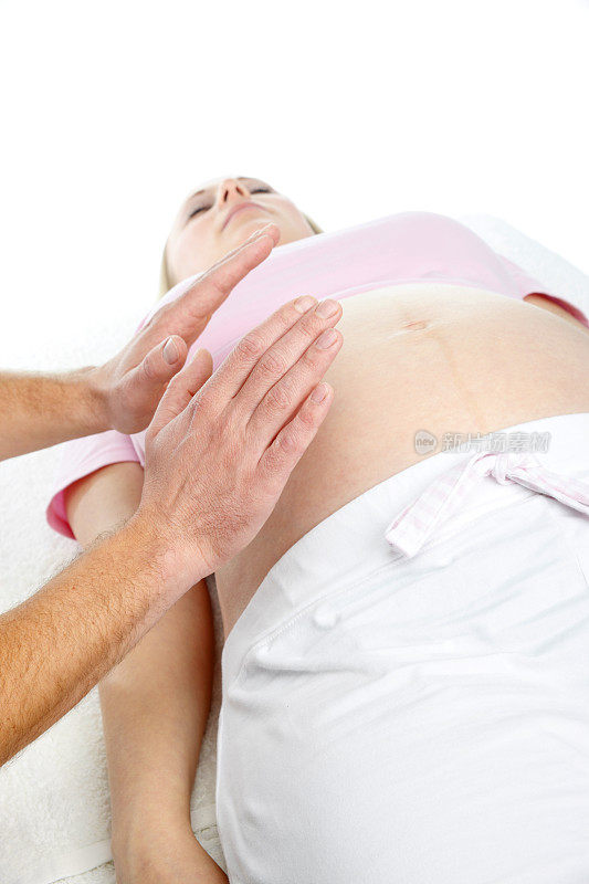 孕妇接受灵气治疗