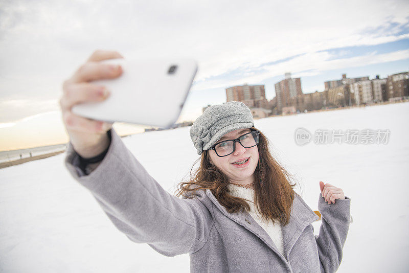 一名少女在白雪覆盖的海滩上自拍