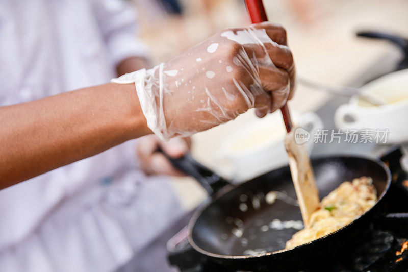 厨师做炒鸡蛋做早餐