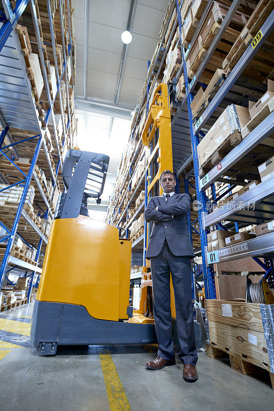 经理站在仓库过道上