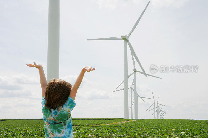 儿童庆祝举起手臂可再生能源-风力涡轮机