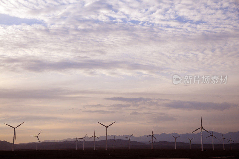 戈壁沙漠上的风车发电机