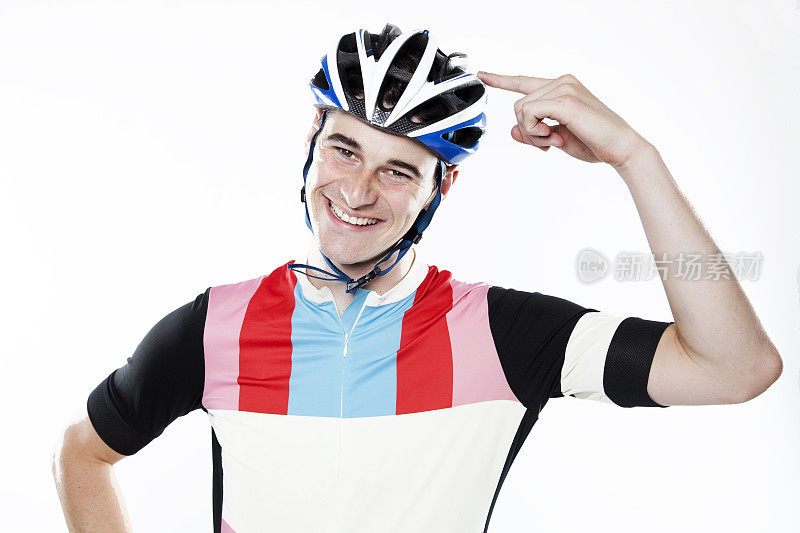 骑自行车的年轻男子指着头盔