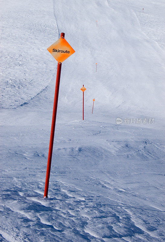 在空旷的雪道上打游击