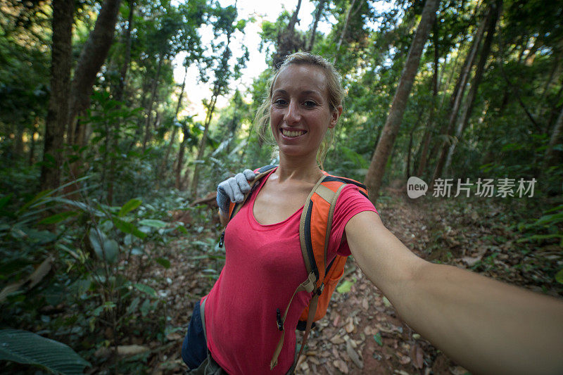 兴高采烈的徒步旅行者在自拍