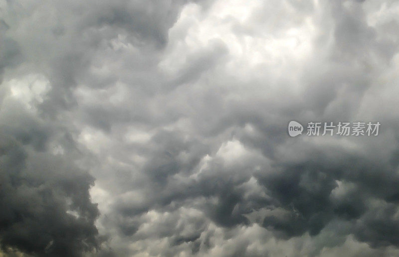 多雨多云的天空