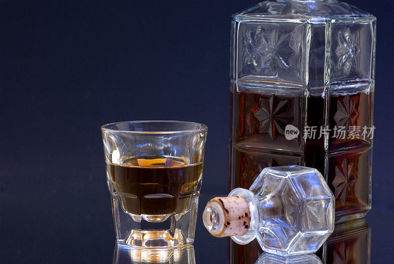 威士忌酒瓶和玻璃杯，有软木盖