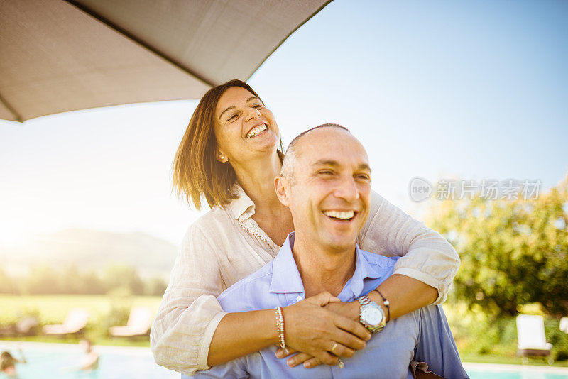 成熟的白种夫妇在度假村拥抱