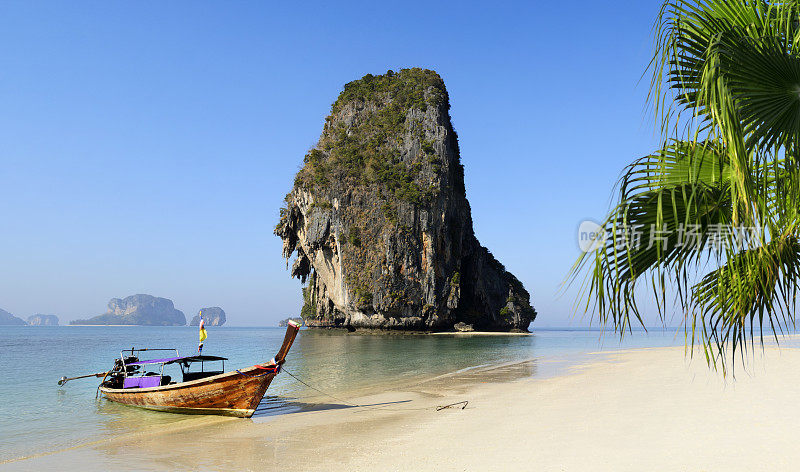 泰国Railay海滩上的长尾船