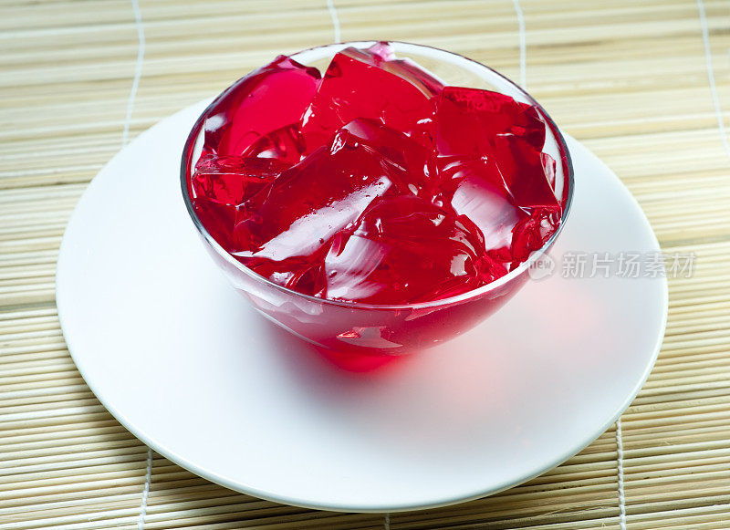 玻璃碗里的红色果冻