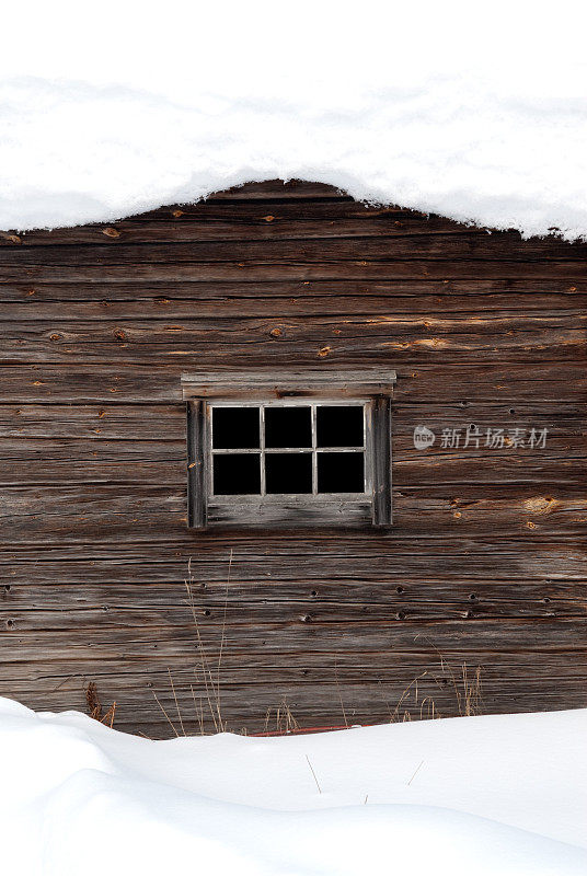 屋顶上有雪的旧谷仓