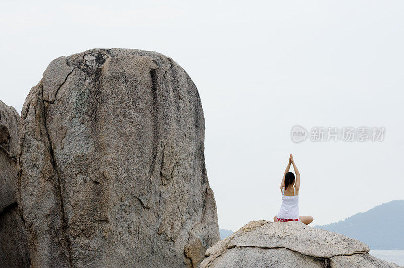 沙滩上的女人瑜伽