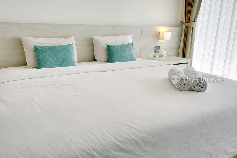 白色豪华酒店卧室，配有毛巾