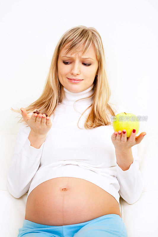 孕妇关注健康和不健康的食物选择
