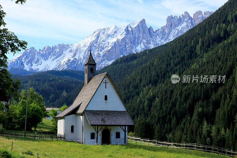 意大利泰洛阿尔卑斯山南部Dolomites的田园诗教堂