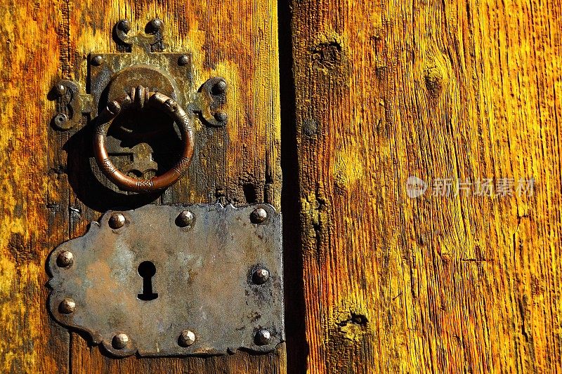 旧木门上的铁把手和锁孔细节