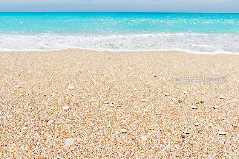 空旷的海滩海岸与绿松石海在马尔代夫在夏天