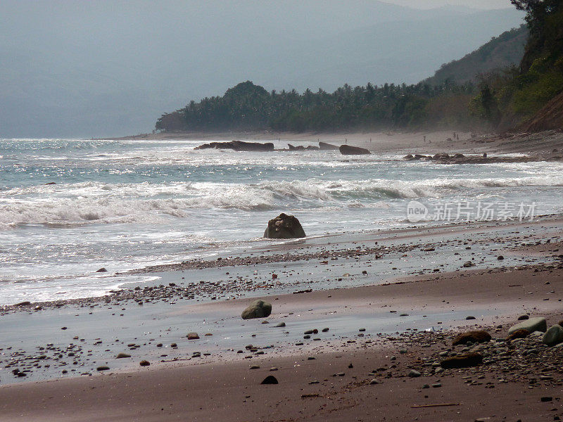 蓝色的石头海滩，弗洛雷斯-印度尼西亚