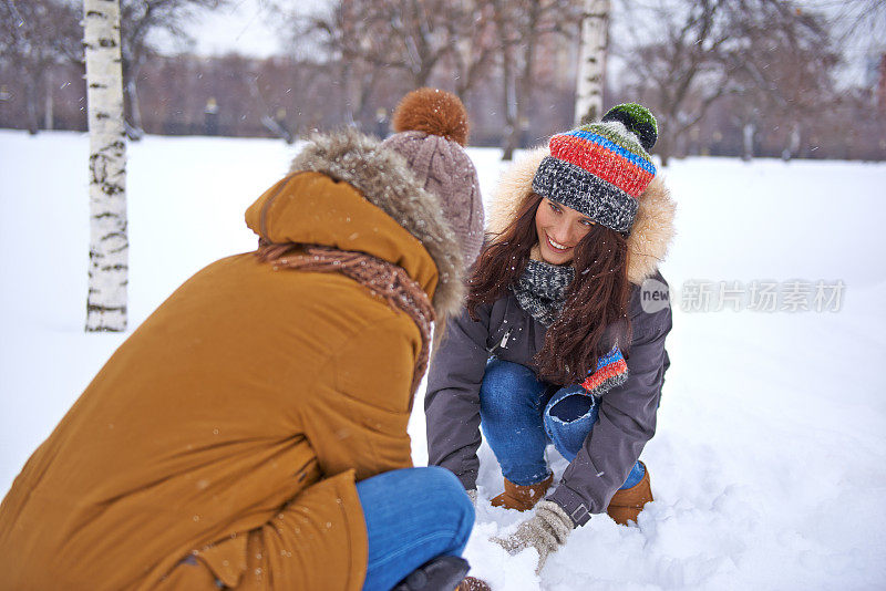 女性朋友在外面享受下雪天