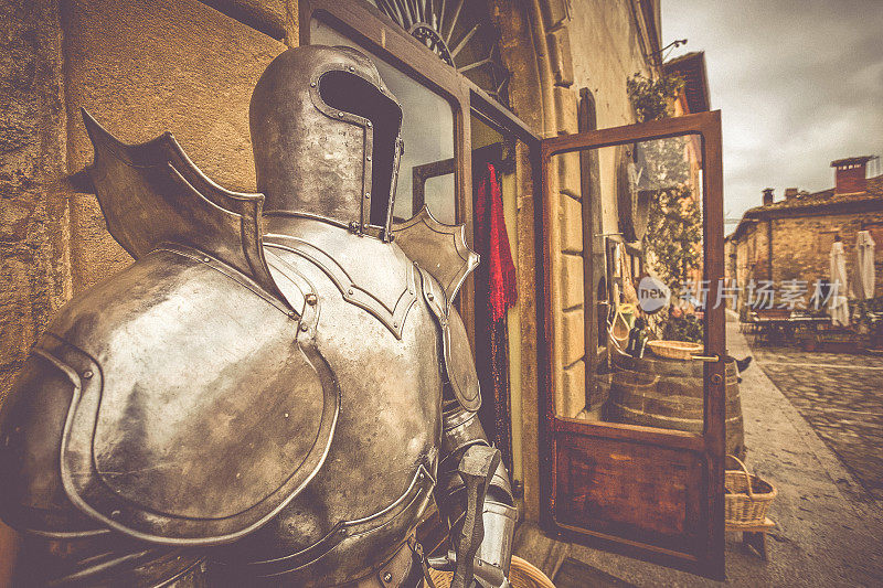 意大利村庄中的中世纪盔甲