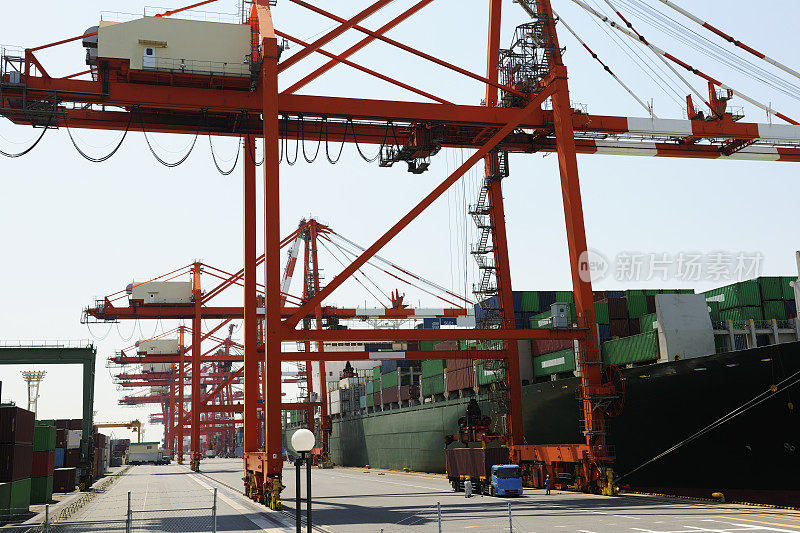 大型集装箱船在东京湾港口装载