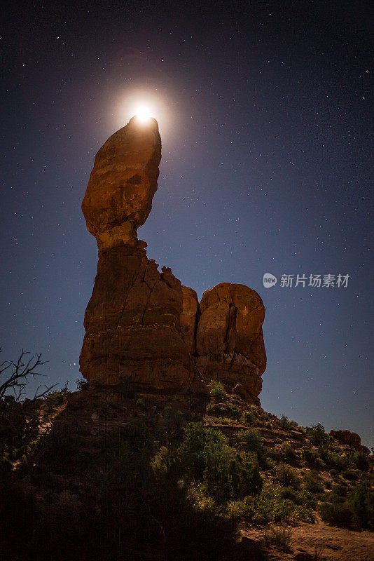 平衡的红石拱门国家公园的夜晚