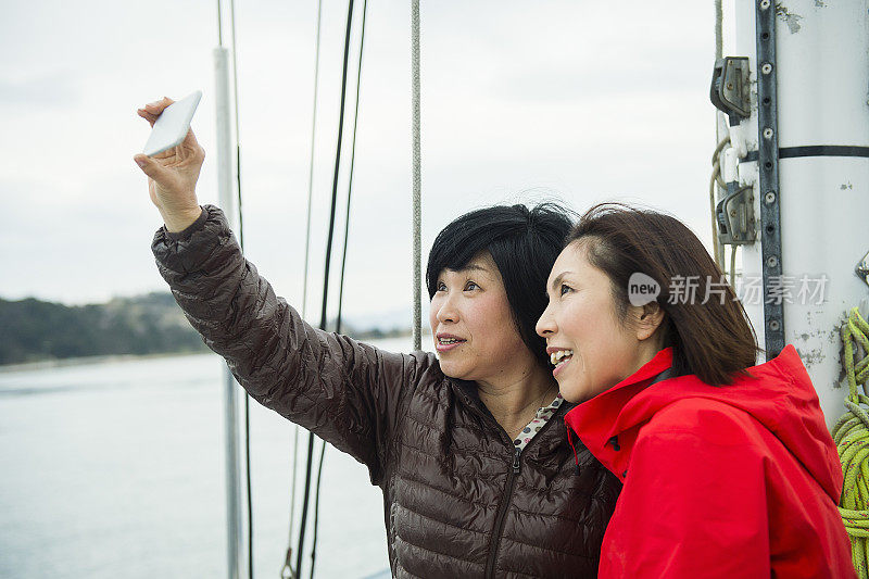 两个女人在豪华游艇上自拍