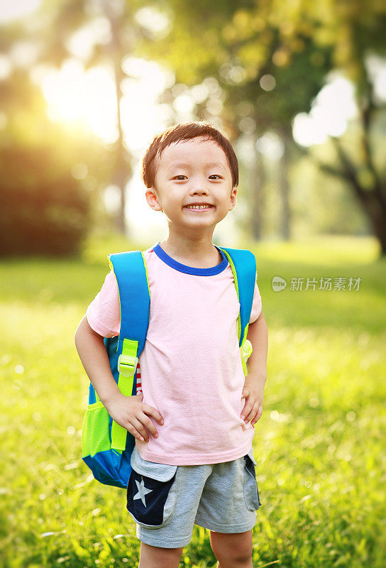 小男孩去上学