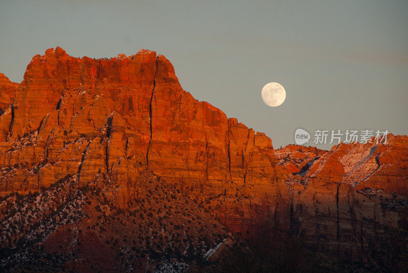 犹他州锡安国家公园的满月