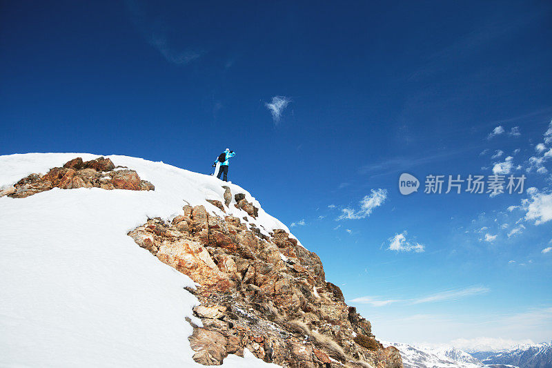 滑雪者在山上享受大自然