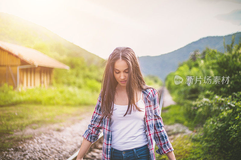 等待火车的复古女孩。