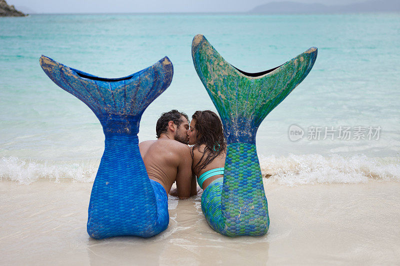 一对美人鱼夫妇在加勒比海的热带海滩上休息